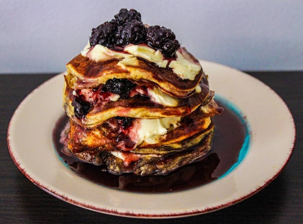 Pancakes cu mascarpone și dulceață de mure
