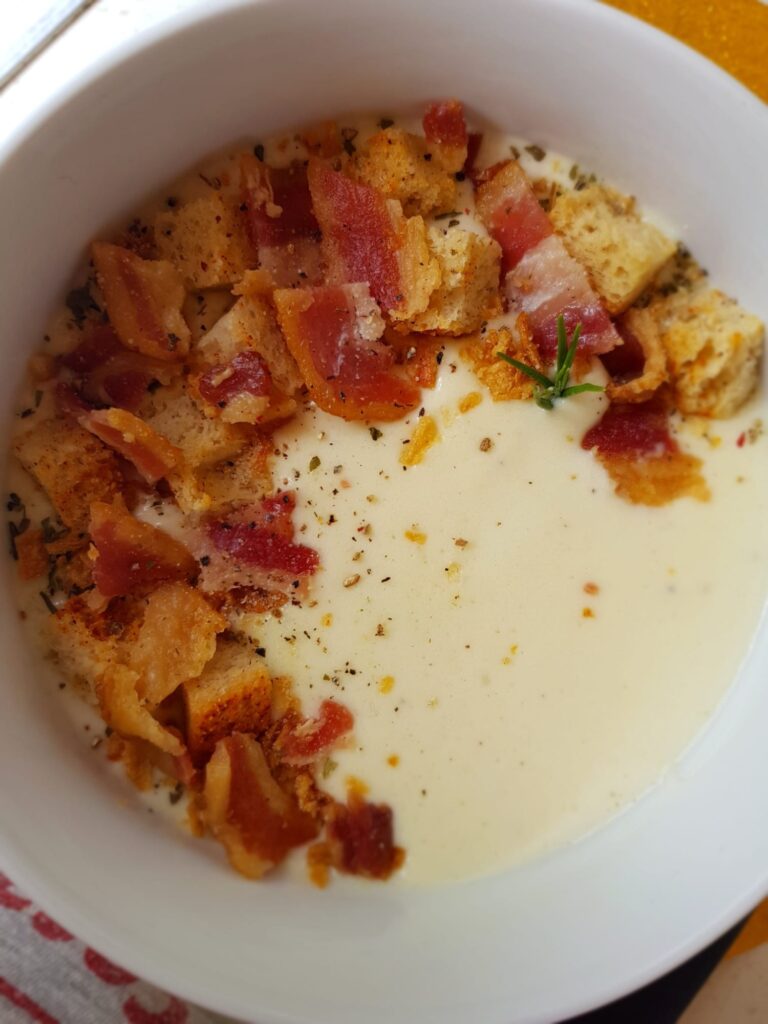 Supă cremă de cartofi cu crutoane și bacon crocant