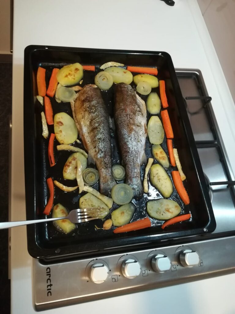 Păstrav la cuptor cu legume