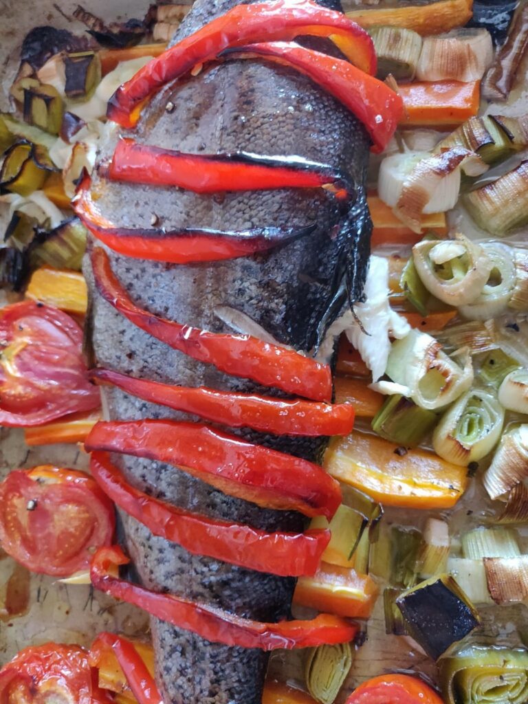 Păstrăv cu legume la cuptor