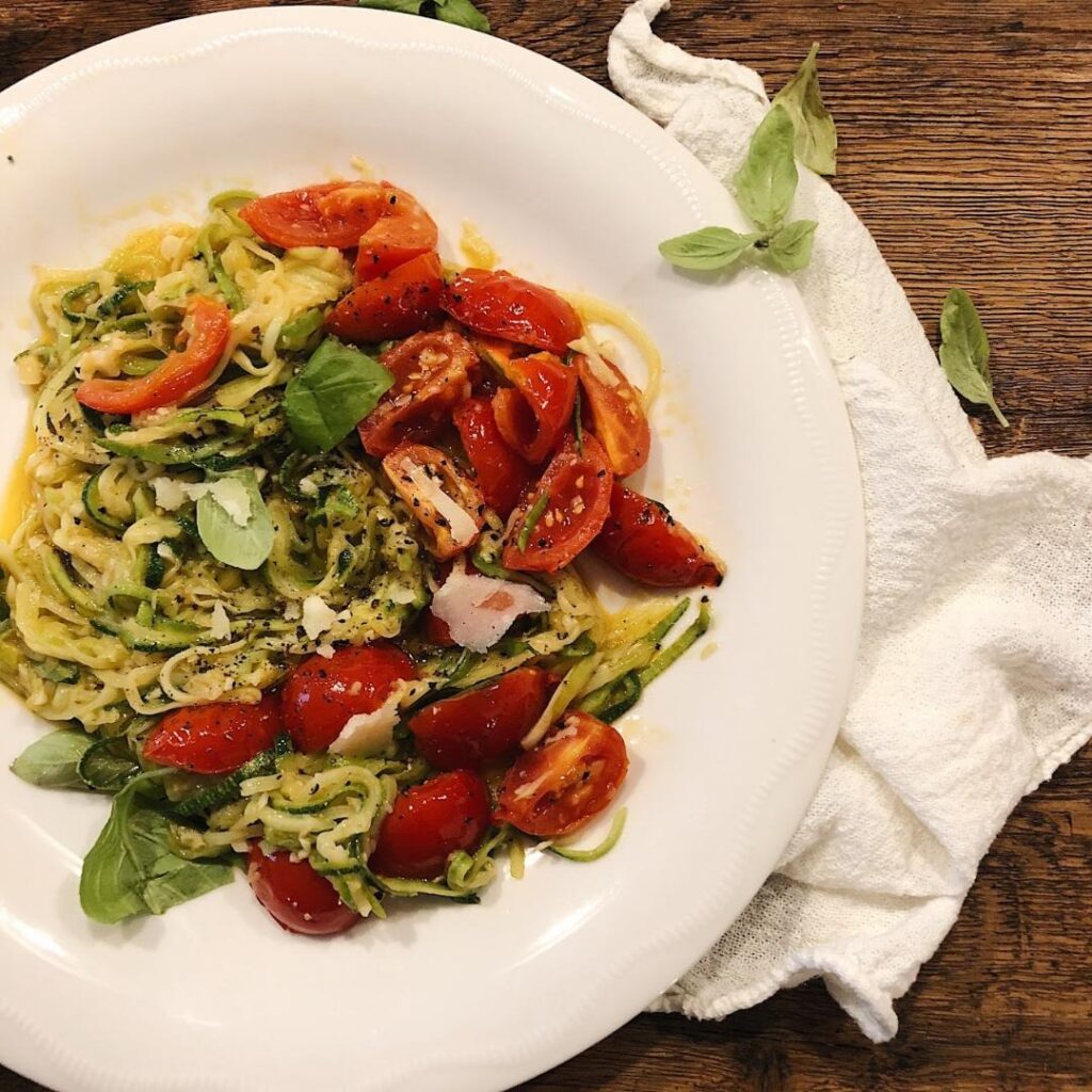 Noodles de zuchini cu rosii cherry si parmezan