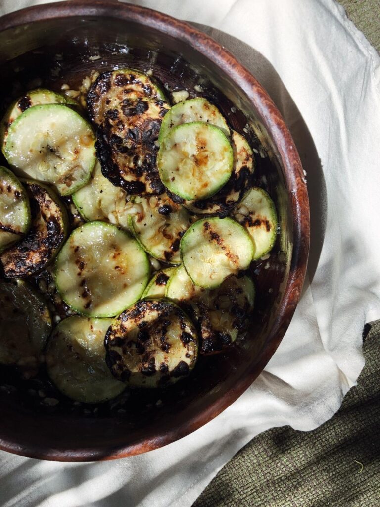 Dovlecei la gratar cu usturoi si lamaie