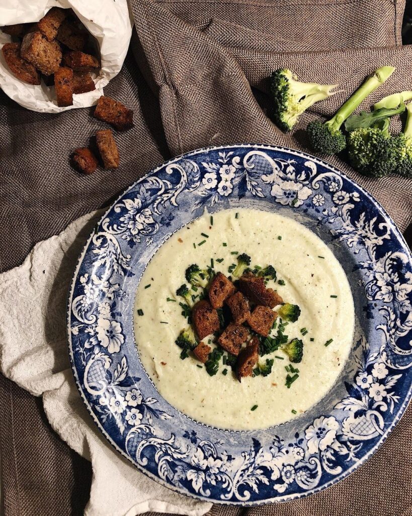 Supa crema de broccoli si conopida cu crutoane de casa