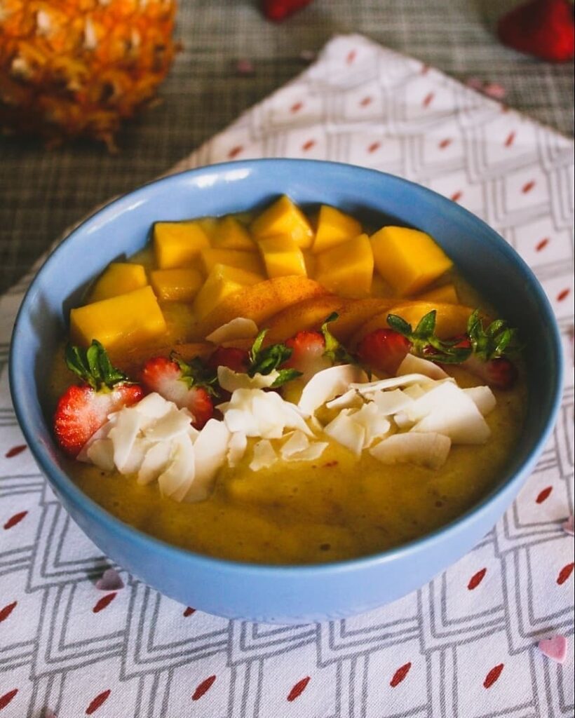 Smoothie cu mango și piersici