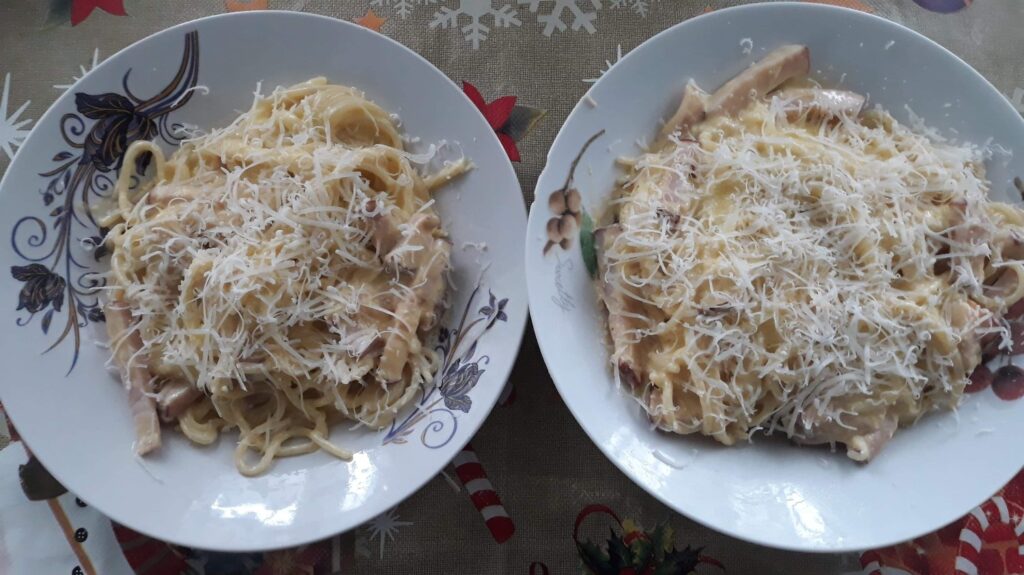 Paste cu sunca si sos de smantana