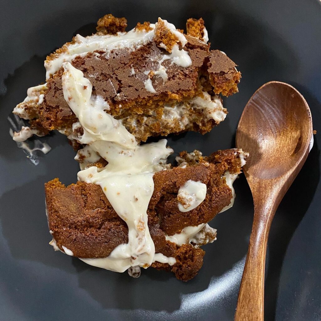 Chec de morcovi cu crema de smantana