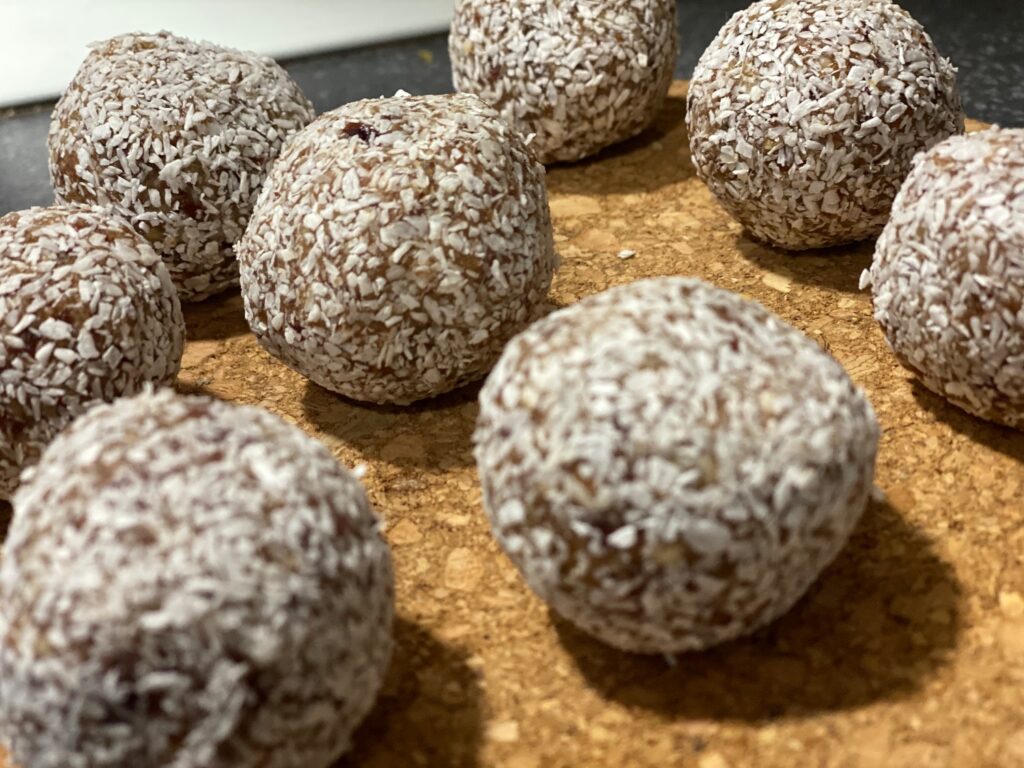 Raw bites cu merisoare si cocos