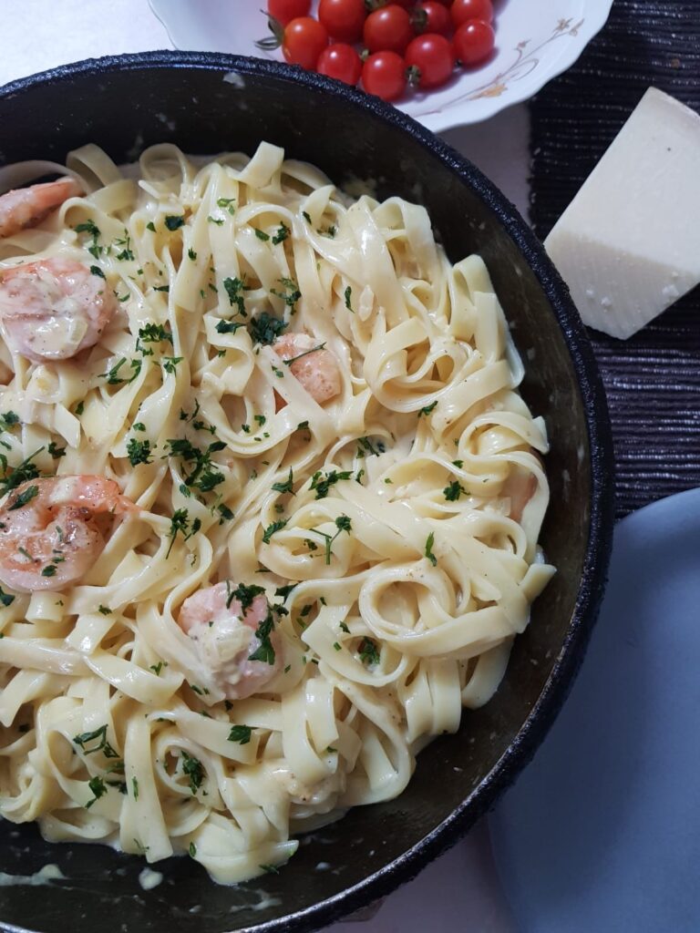 Tagliatelle cu sos Alfredo și creveți