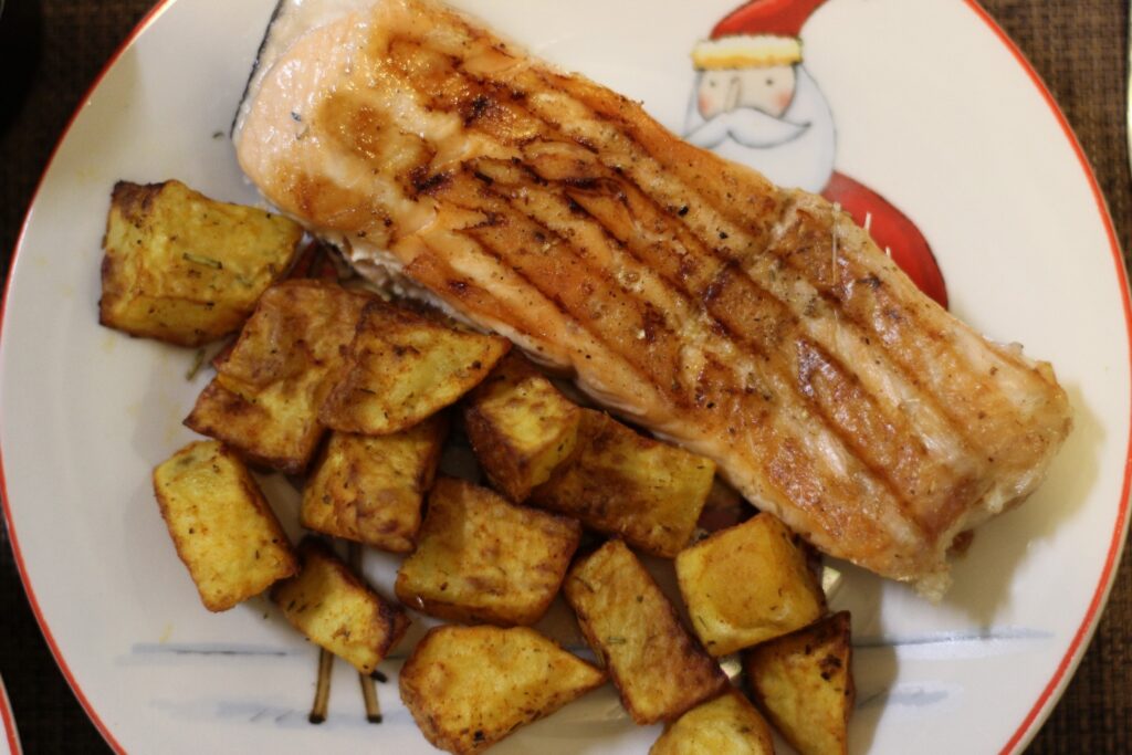 Somon la grătar cu cartofi copți