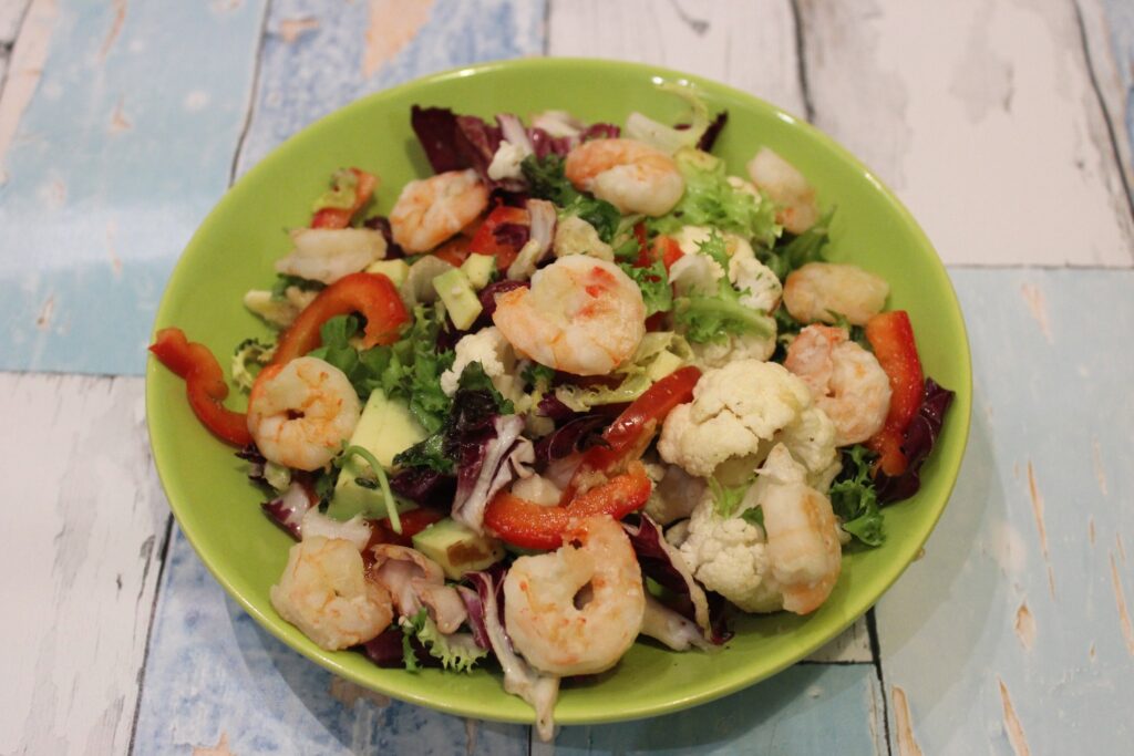 Salată de crudități cu creveți