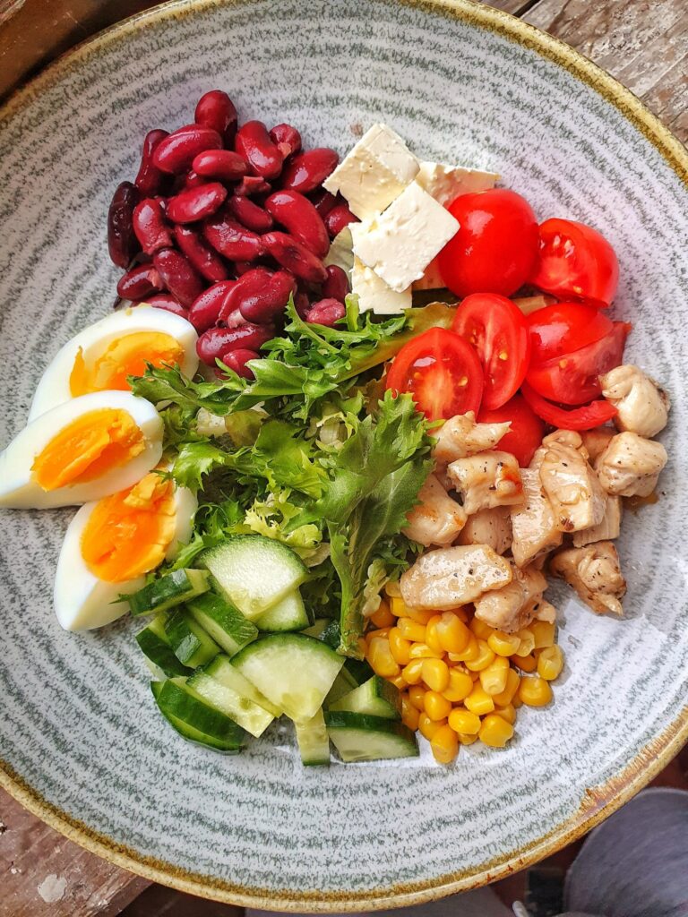 Salata cu dressing de iaurt si parmezan