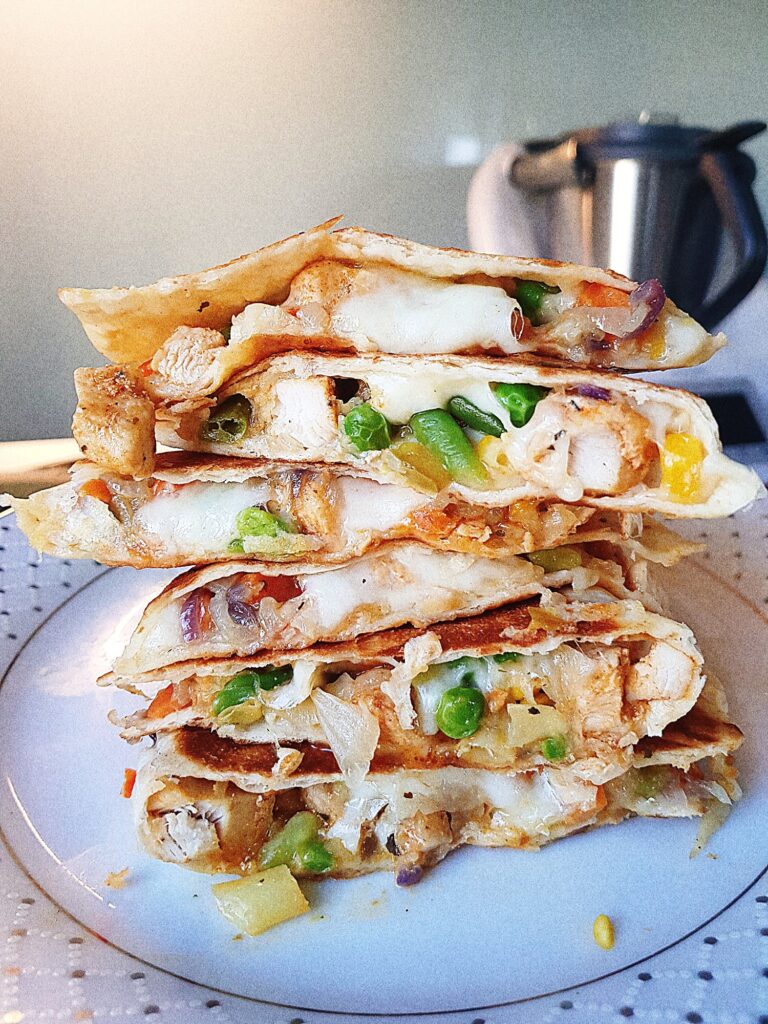 Quesadilla cu pui si legume mexicane