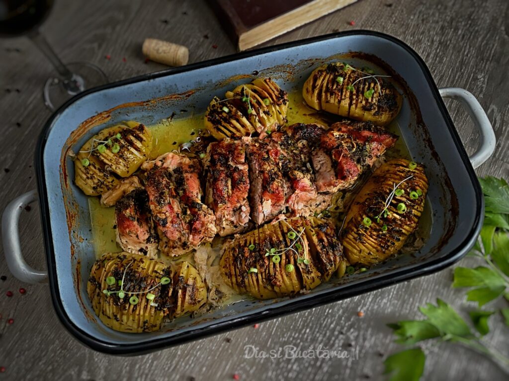 Pulpă de porc cu cartofi feliați la cuptor