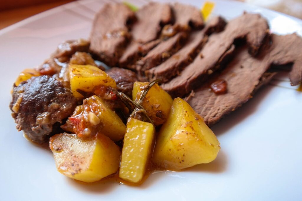 Steak de strut cu cartofi si rozmarin