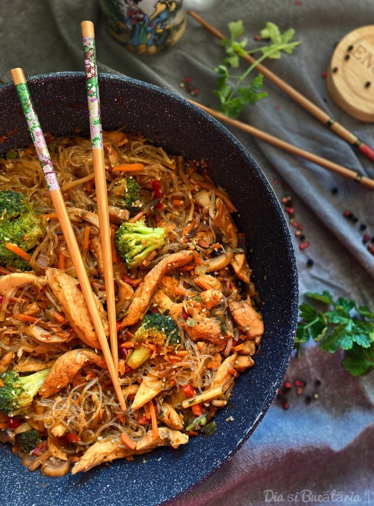 Noodle de orez si pui cu legume