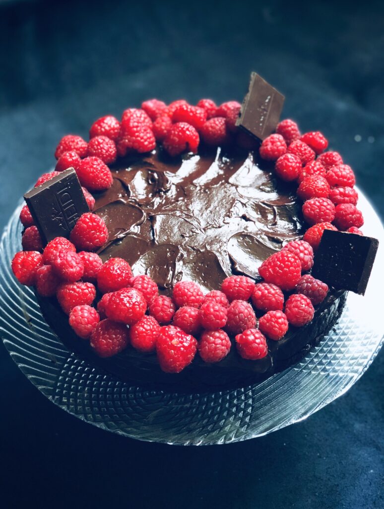 Tort cu ciocolata si zmeura