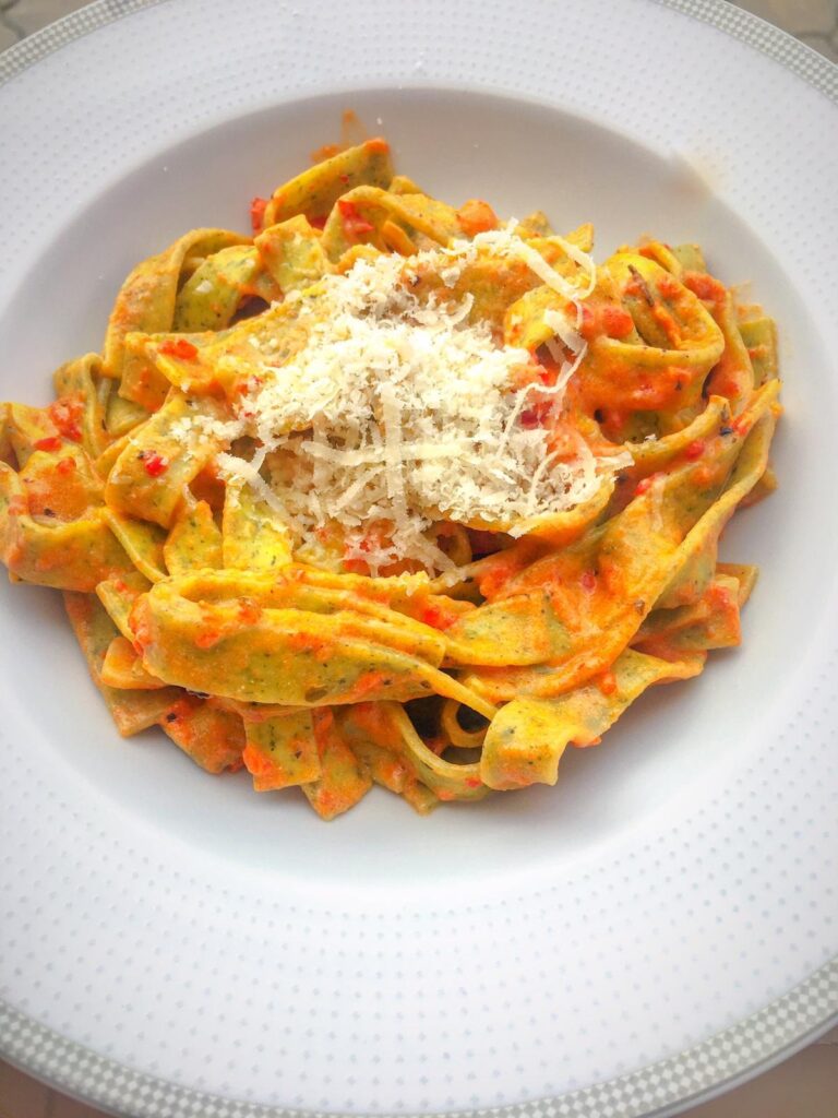 Tagliatelle cu leurda si sos de rosii