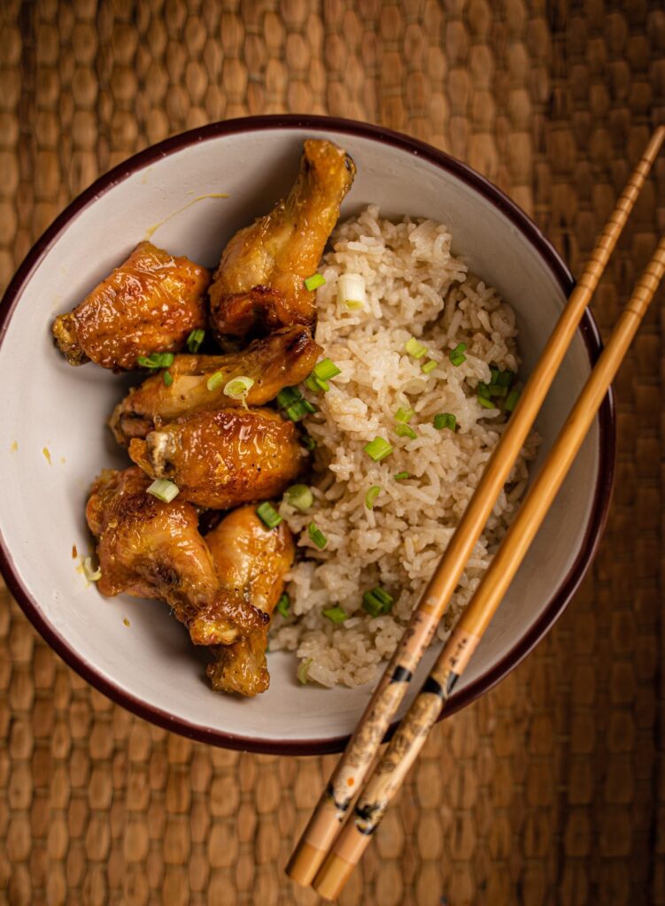 Aripioare lipicioase cu sos dulce-picant