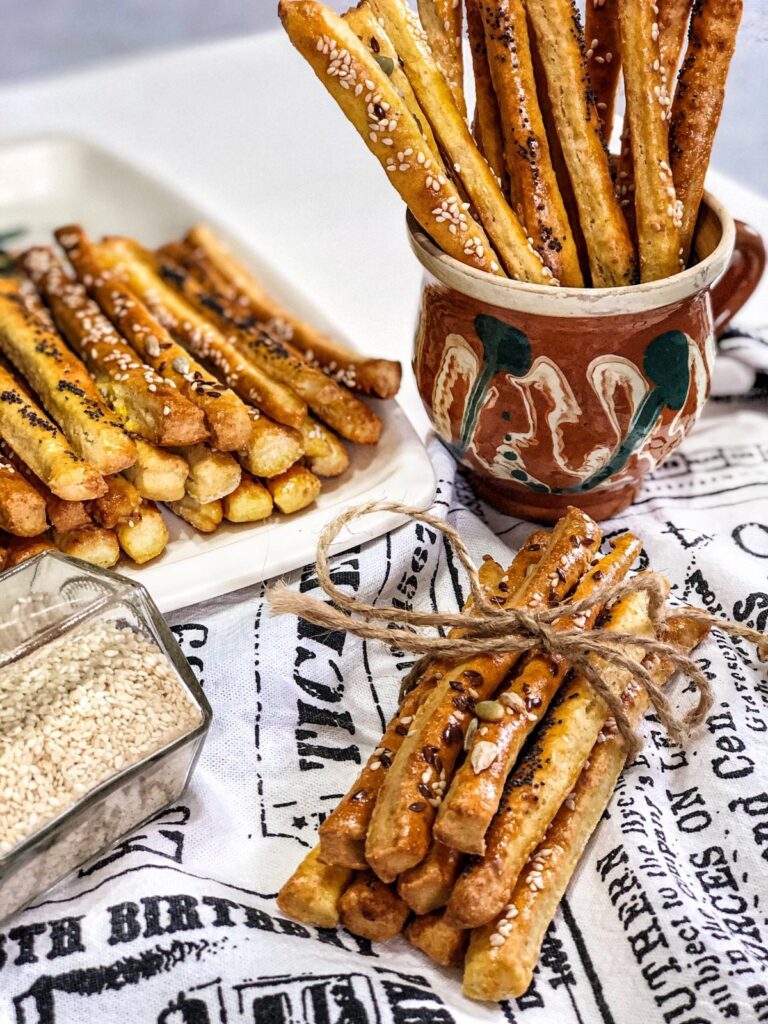 Sărățele cu telemea și semințe