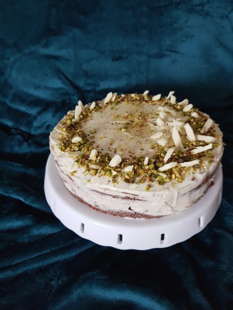 Tort cu pudră de roșcove, fistic, caramel și ganache de ciocolată albă