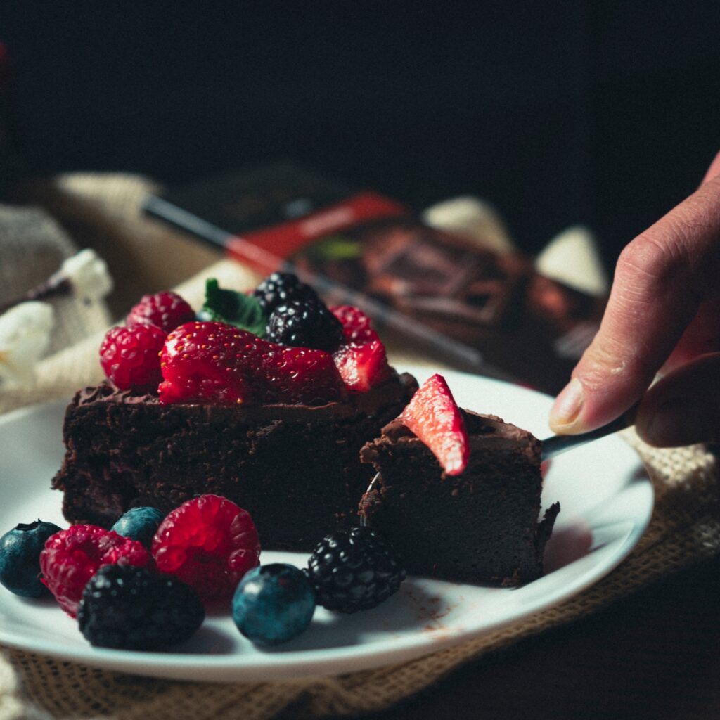 Tort cu ciocolata și fructe de padure