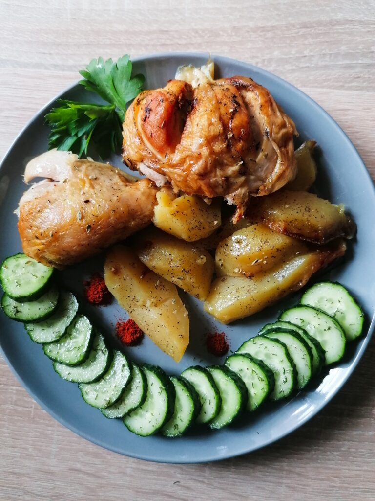 Pui in vas de lut cu cartofi