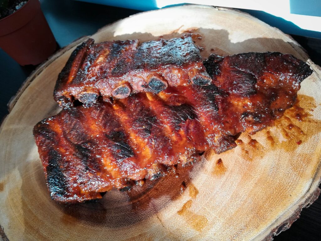 Coaste slow’n’low cu sirop de artar si sos BBQ