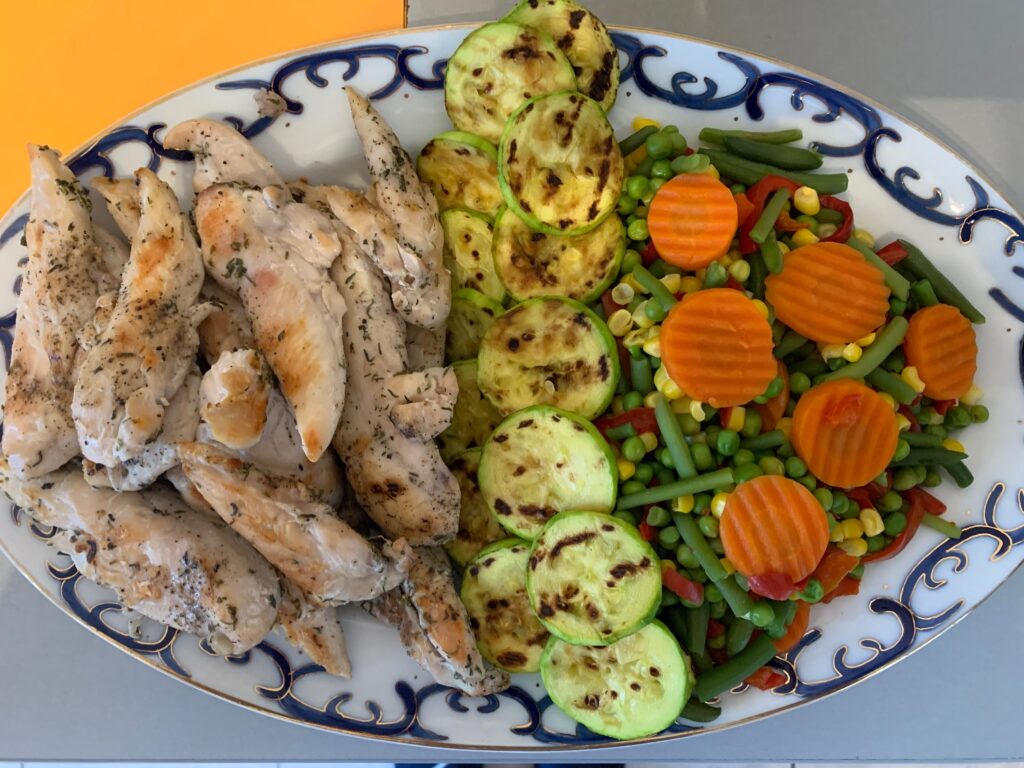 Mușchiuleț de pui cu garnitură pestriță