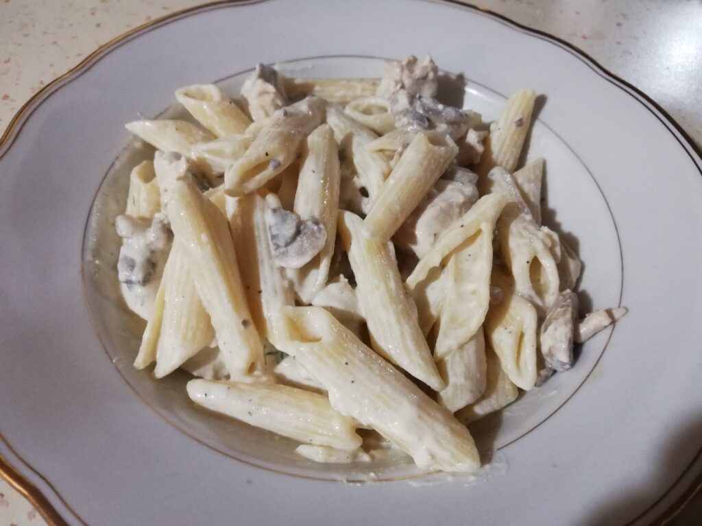 Penne cu pui și sos alb cu ciuperci