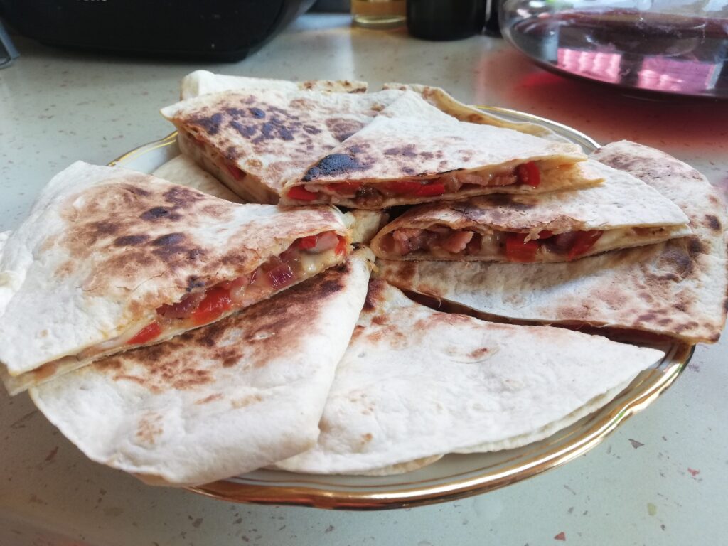 Quesadilla cu mușchi țigănesc și costiță afumată