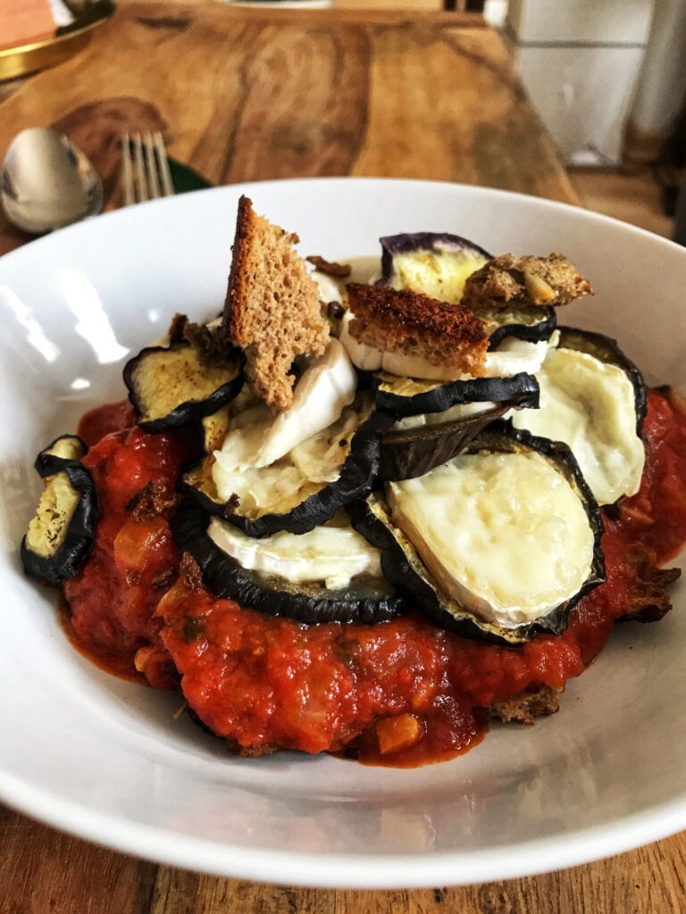 Vinete coapte în cuptor cu brânză de capră servite pe pat de crutoane și sos de roșii aromat