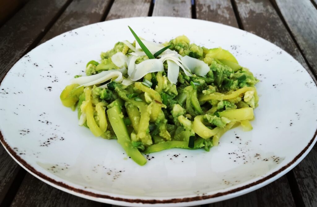 Zucchinni noodles cu avocado