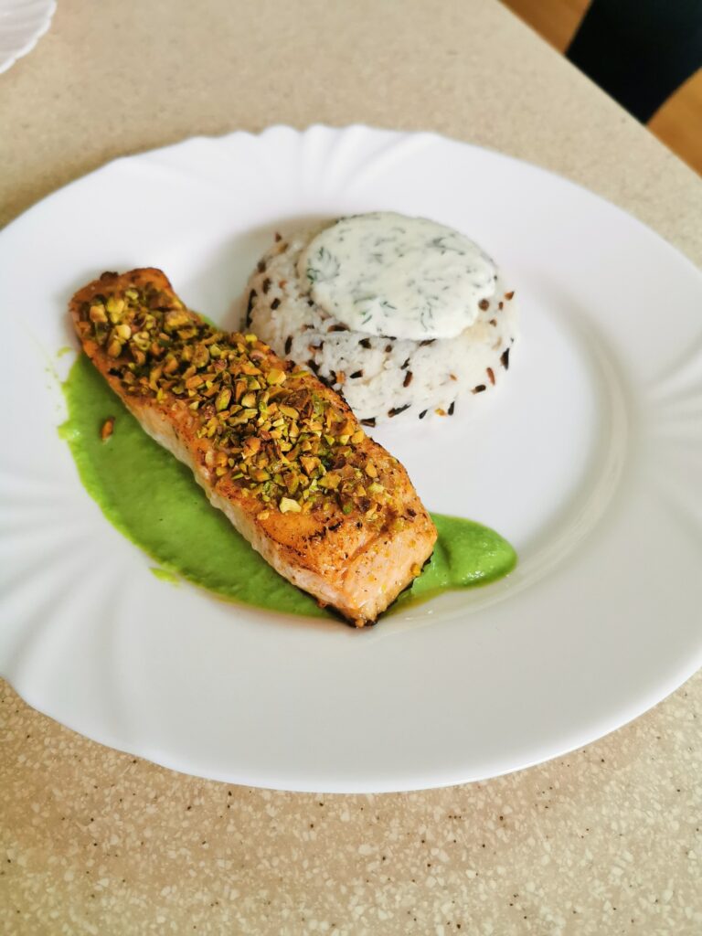 Somon prajit cu fistic, pireu de mazare si orez salbatic