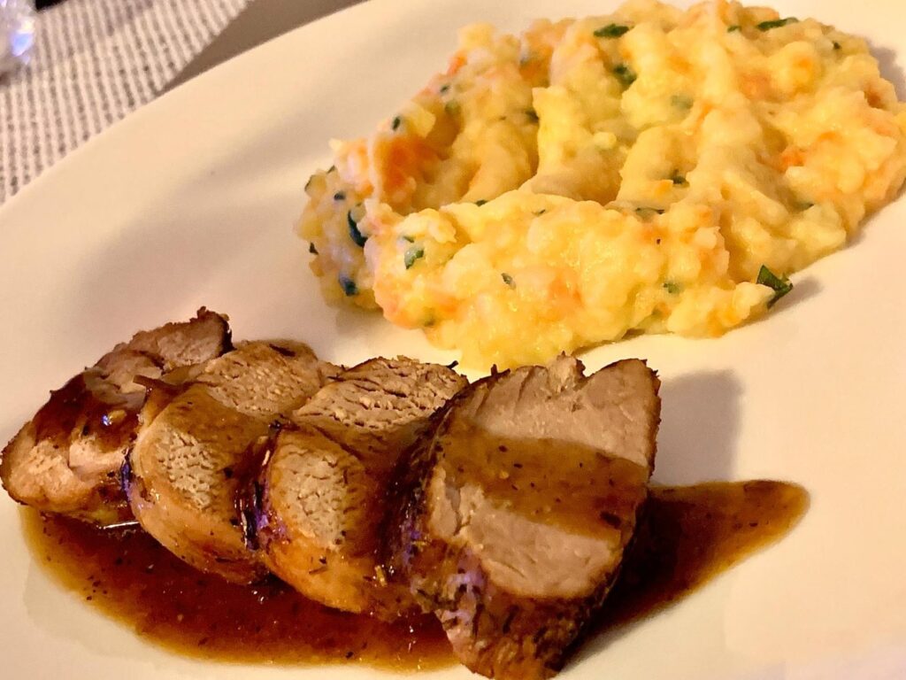 Mușchiulet de porc suculent cu piure de țelină și morcovi