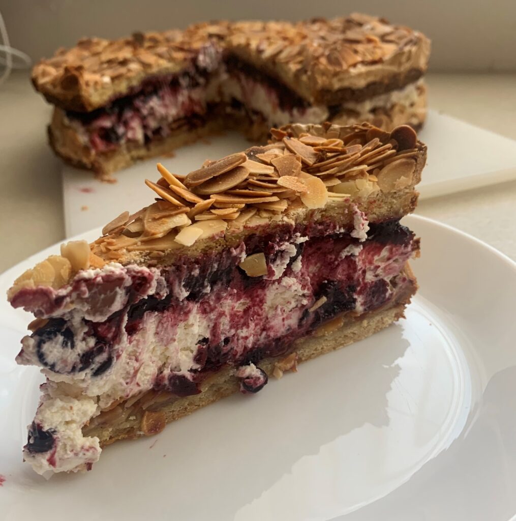 Tort cu bezea si coacaze