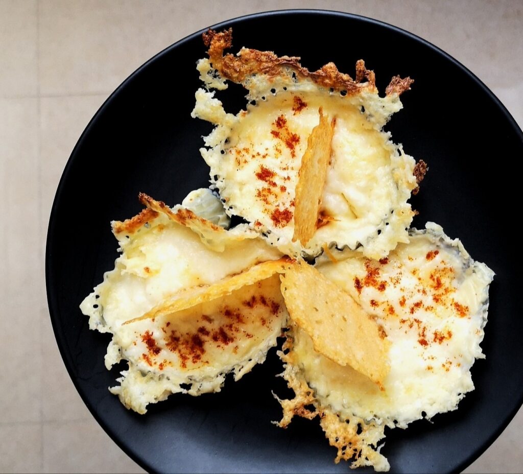 Mămăligă cu brânză și chips din parmezan