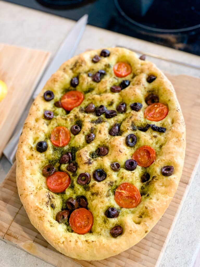 Focaccia cu masline si rosii cherry