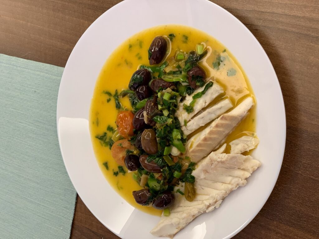 Biban de mare in crusta de sare si sos de unt