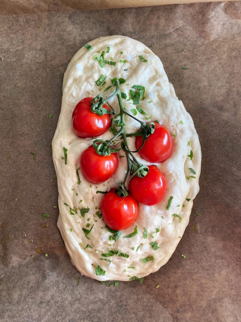 Focaccia cu roșii / măsline / ierburi aromatice