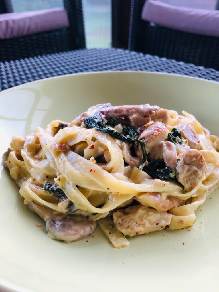 Paste cu pui, spanac si ciuperci