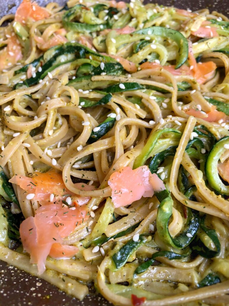 Tagliatelle cu sos pesto, somon si zucchini