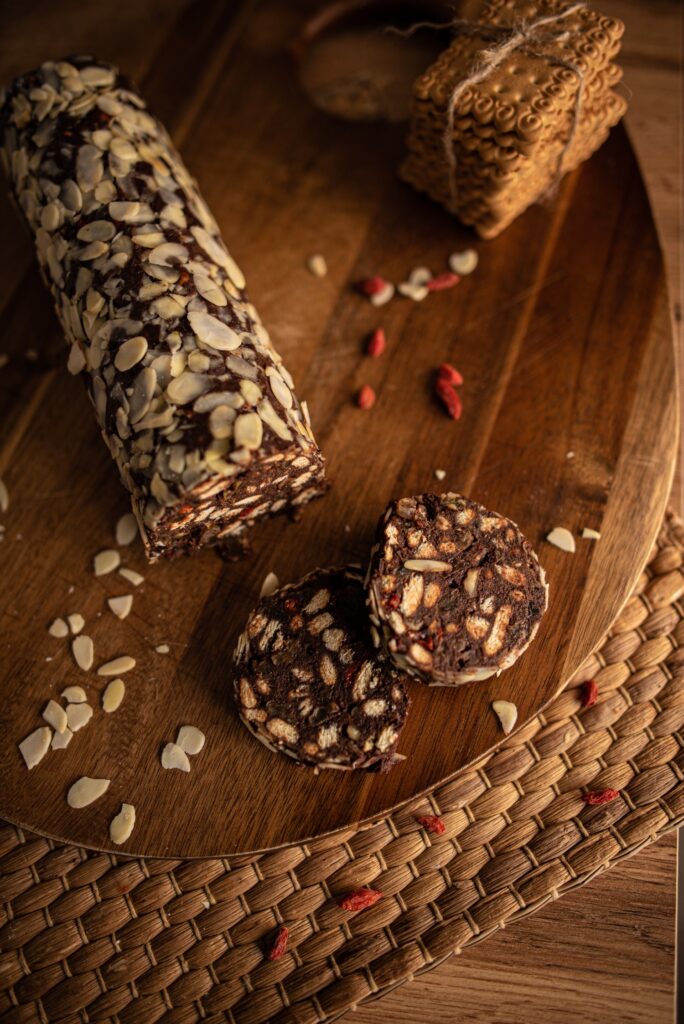 Salam de biscuiti cu fulgi de migdale si goji