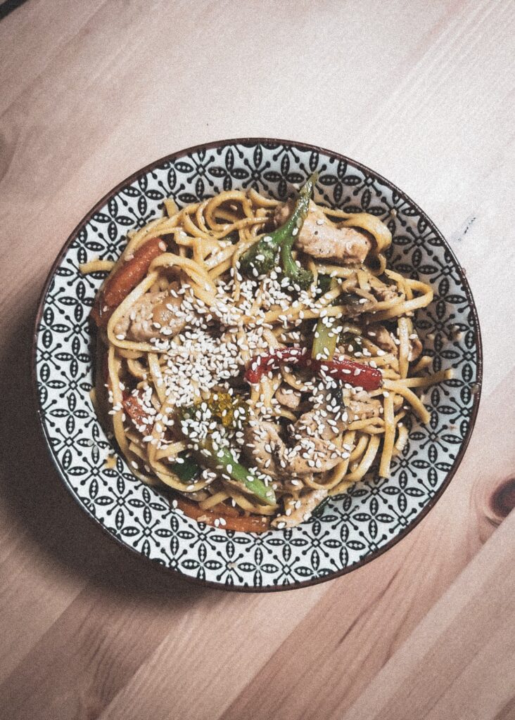 Nuddles cu pui și legume