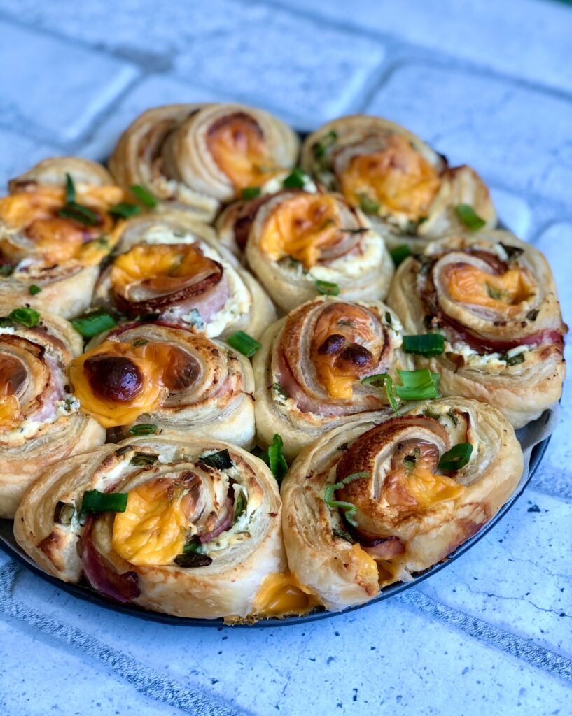 Rulouri cu bacon, branza pufoasa, cheddar si ceapa verde
