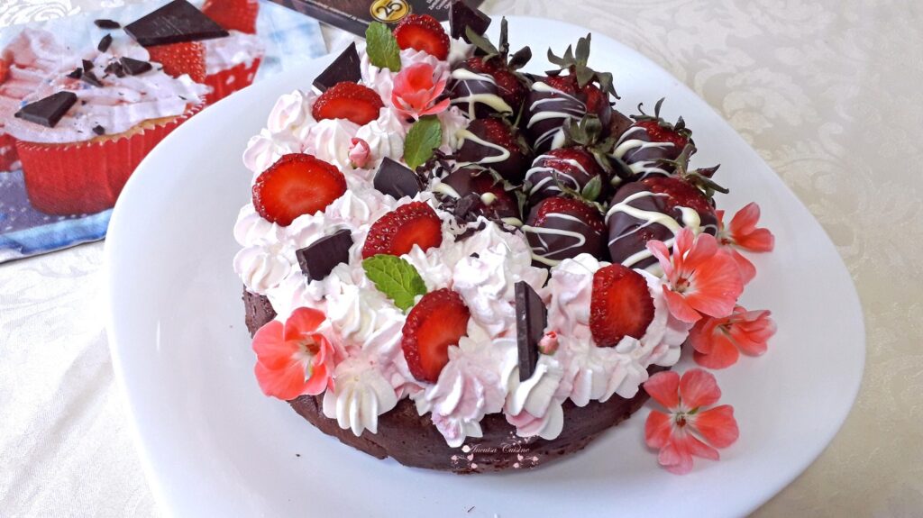 Tort de ciocolată, cu frișcă și căpșuni