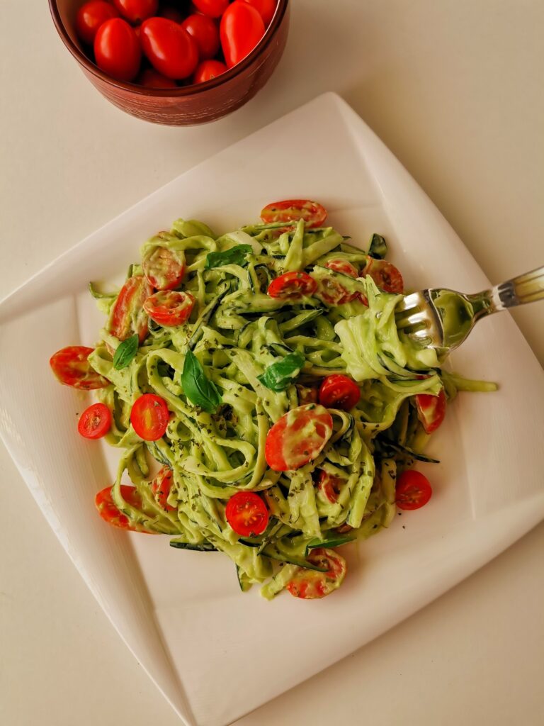 Zucchini pasta cu avocado
