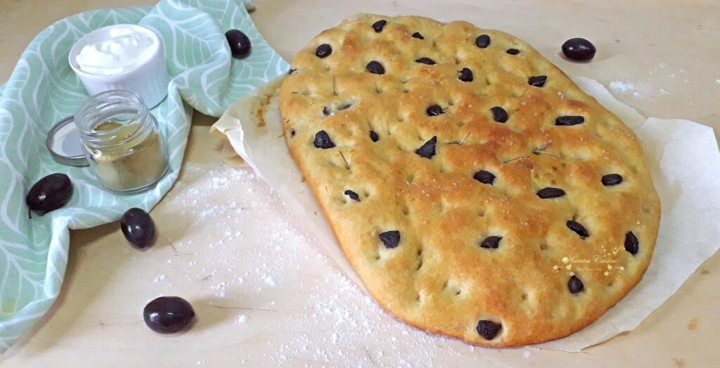 Focaccia cu măsline și rozmarin