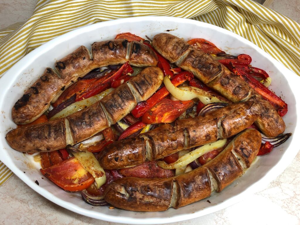 Cârnați Thuringer la cuptor cu legume