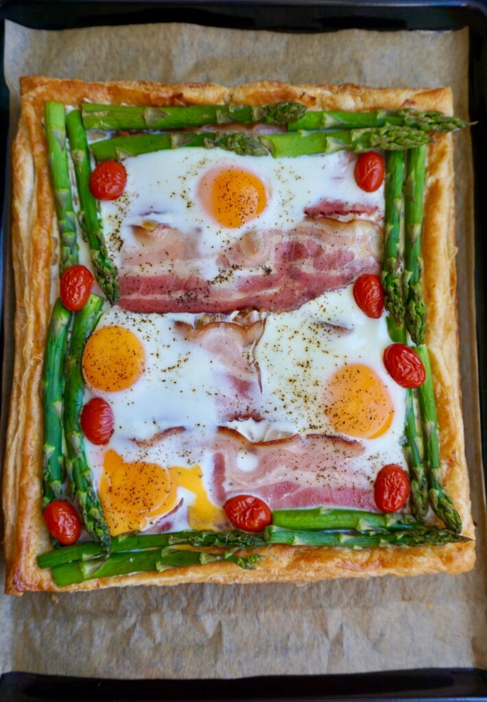 Tartă cu brânză pufoasă, bacon, sparanghel și ouă