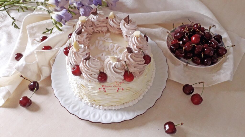 Tort cu nuci, cremă de unt și cireșe